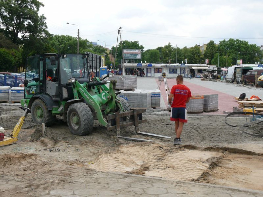 Jest już kostka i fundamenty, czas na wiatę