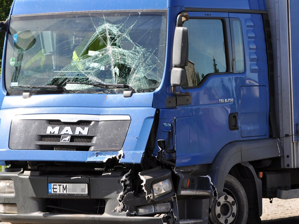 Dwie ciężarówki zderzyły się niedaleko mostu na Warszawskiej