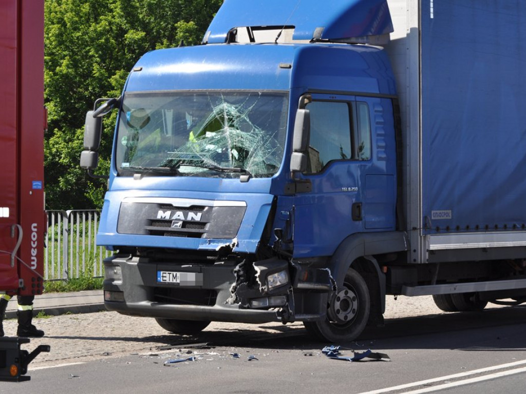 Dwie ciężarówki zderzyły się niedaleko mostu na Warszawskiej