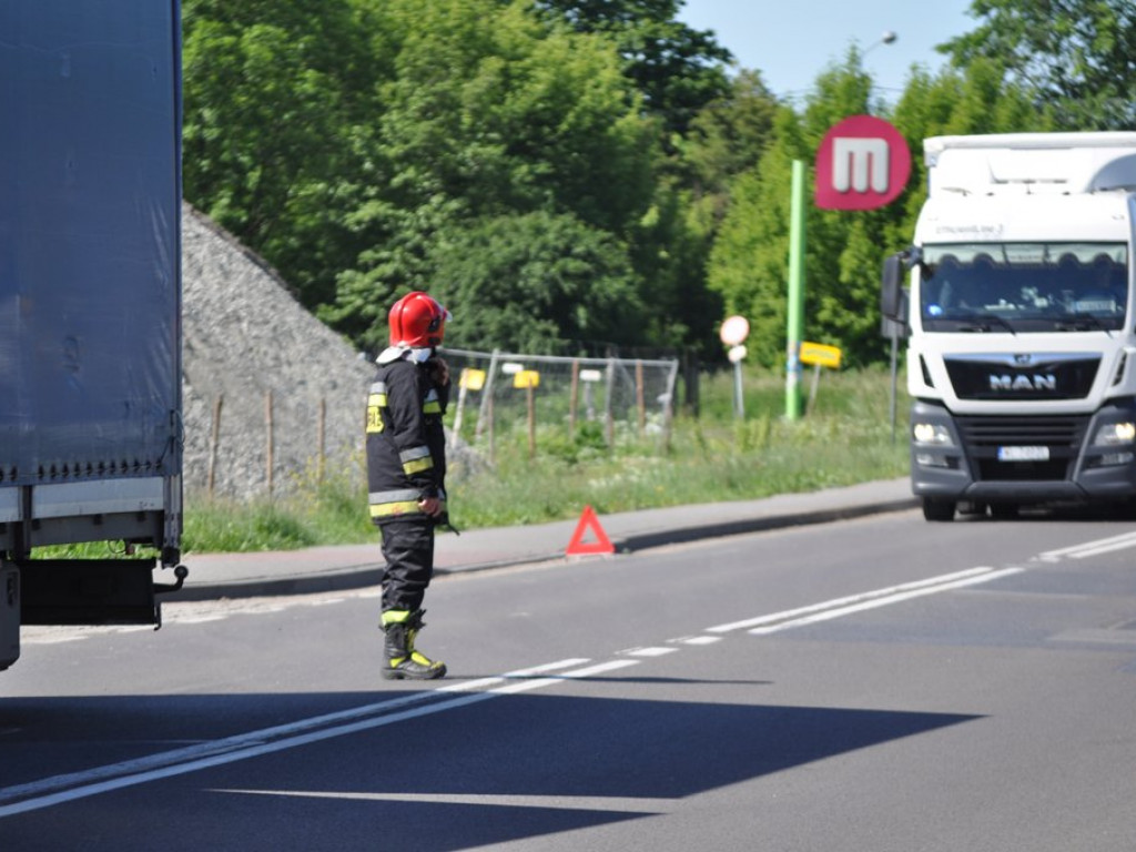 Dwie ciężarówki zderzyły się niedaleko mostu na Warszawskiej