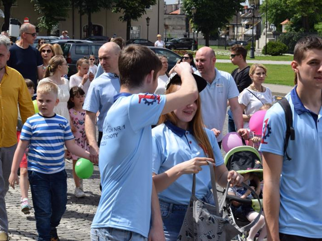 VI Marsz dla Życia i Rodziny oraz Piknik Rodzinny w Łowiczu (foto i video)