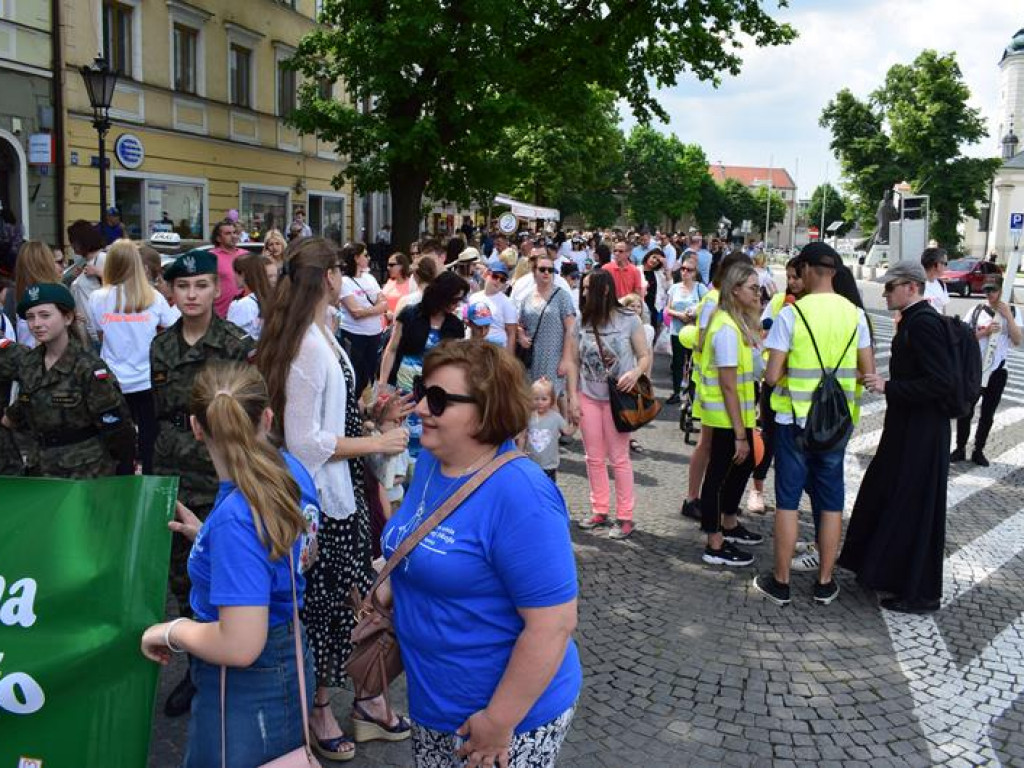 VI Marsz dla Życia i Rodziny oraz Piknik Rodzinny w Łowiczu (foto i video)