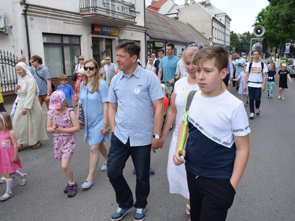 VI Marsz dla Życia i Rodziny oraz Piknik Rodzinny w Łowiczu (foto i video)