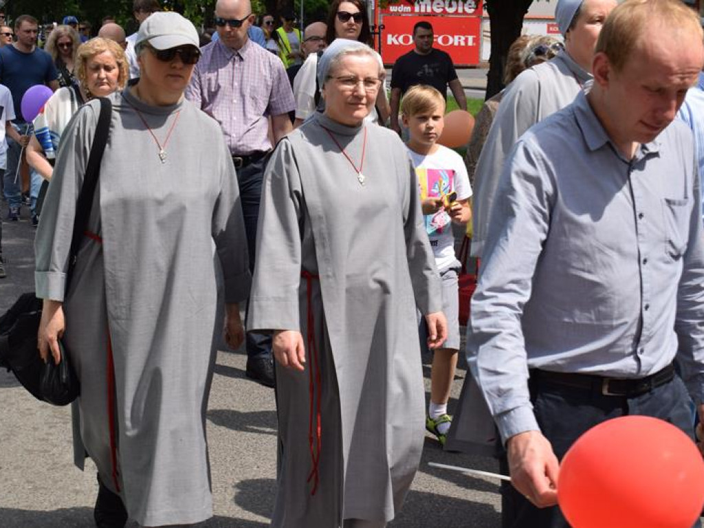 VI Marsz dla Życia i Rodziny oraz Piknik Rodzinny w Łowiczu (foto i video)