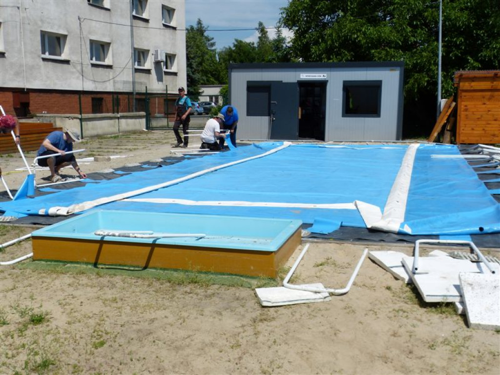 Baseny otwarte od 22 czerwca, trwa ich montaż