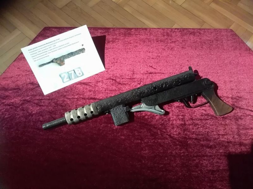 Prezentacja karabinów z II wojny światowej znalezionych w Łowiczu