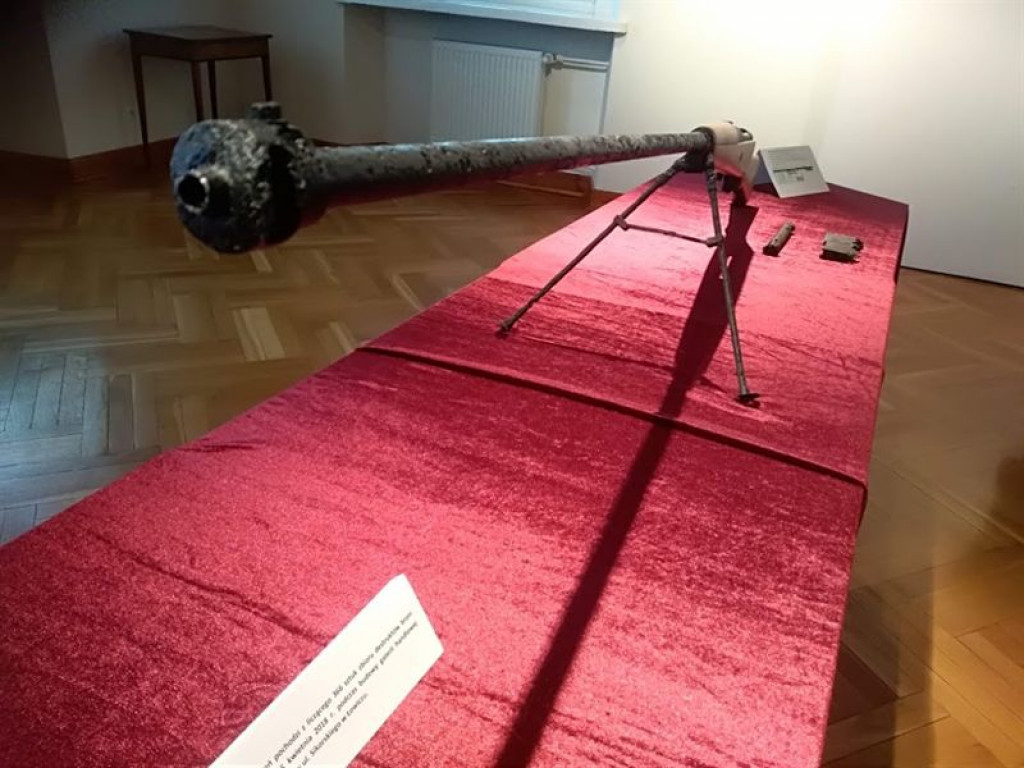 Prezentacja karabinów z II wojny światowej znalezionych w Łowiczu