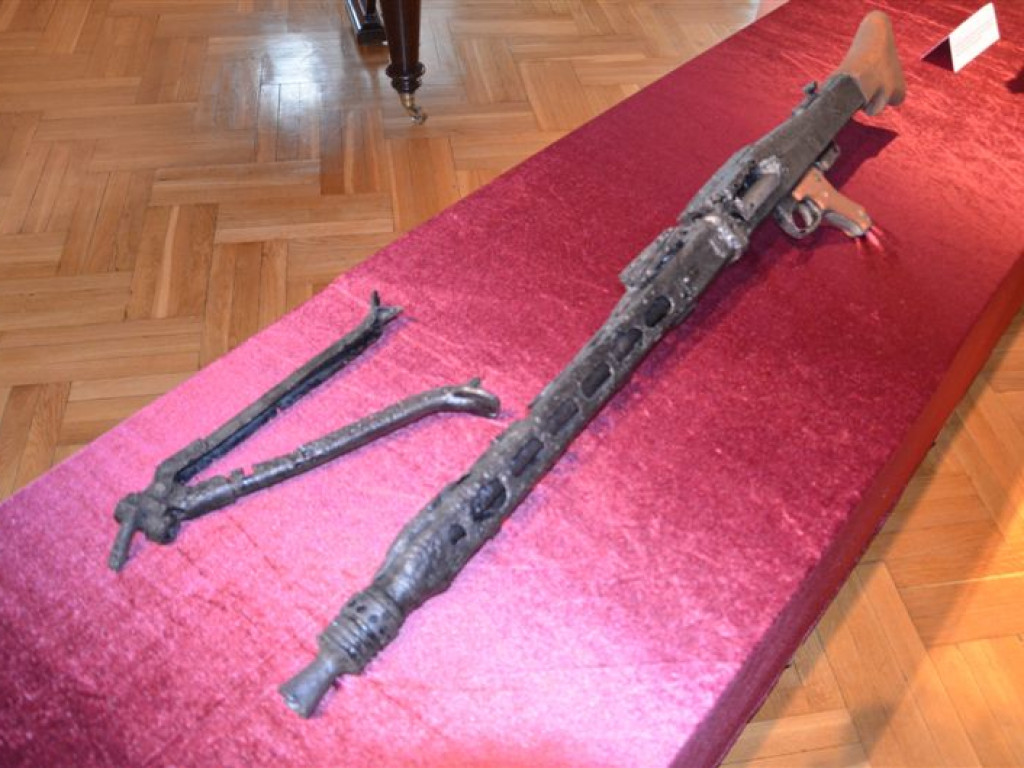 Prezentacja karabinów z II wojny światowej znalezionych w Łowiczu