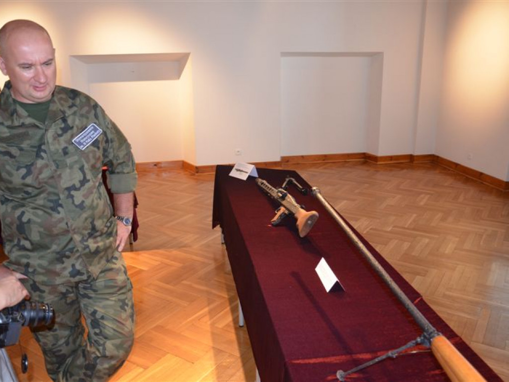 Prezentacja karabinów z II wojny światowej znalezionych w Łowiczu