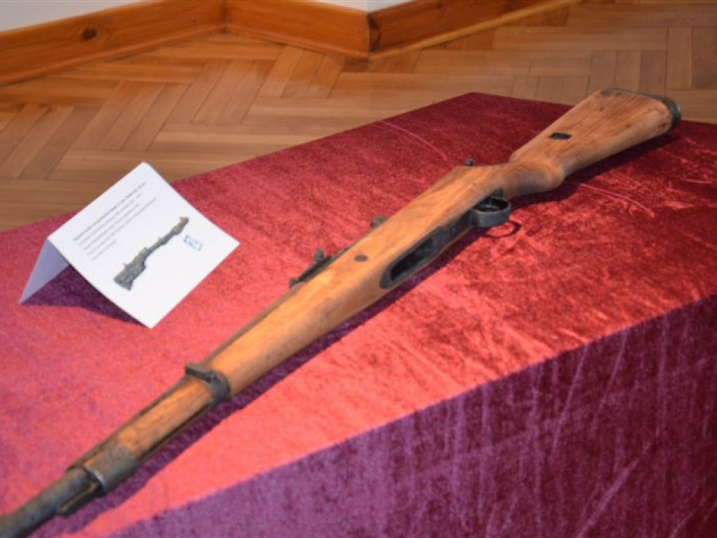 Prezentacja karabinów z II wojny światowej znalezionych w Łowiczu