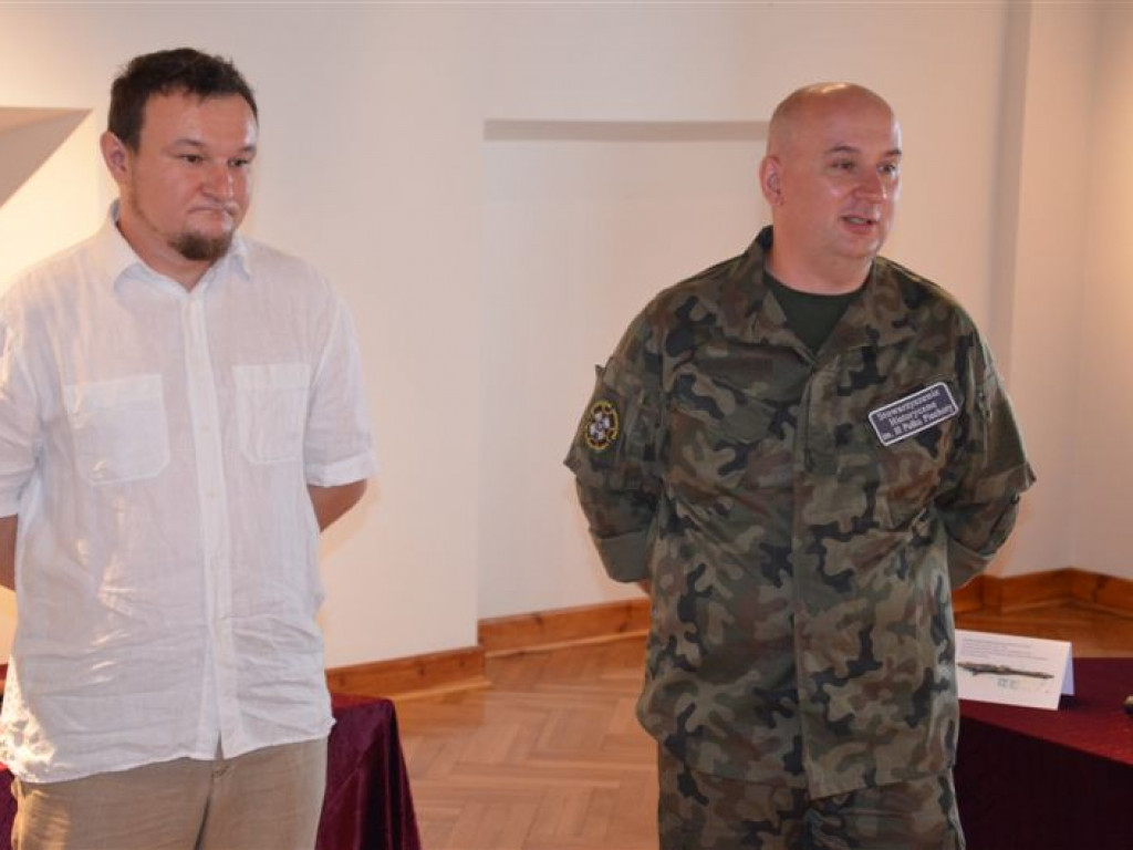 Prezentacja karabinów z II wojny światowej znalezionych w Łowiczu
