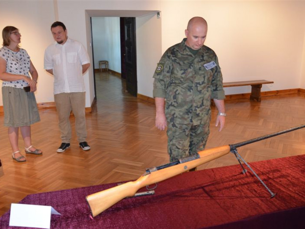 Prezentacja karabinów z II wojny światowej znalezionych w Łowiczu