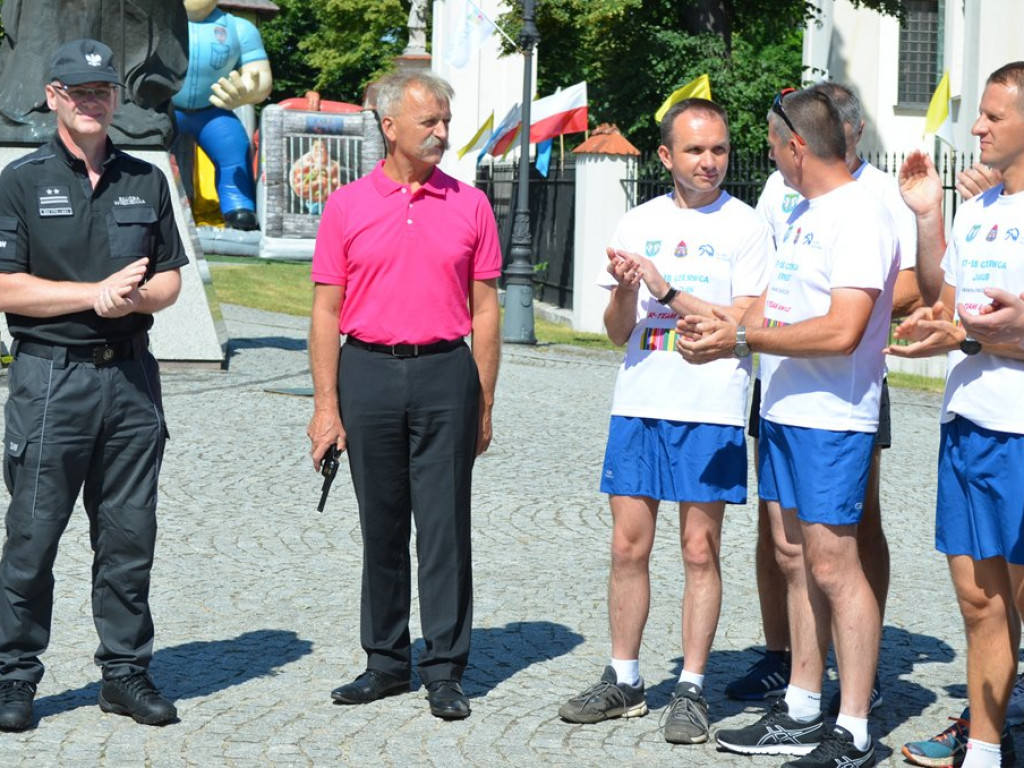 Wystartowali w 24-godzinnej pielgrzymce biegowej