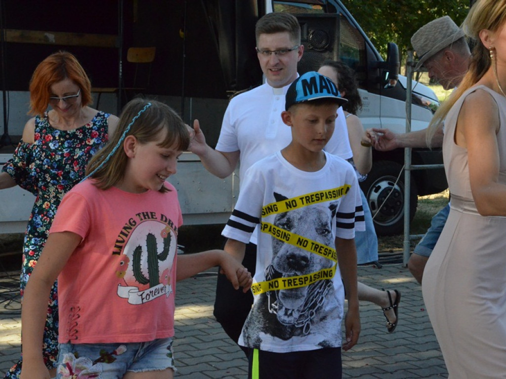 Parafianie biesiadują na Korabce