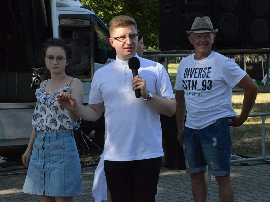 Parafianie biesiadują na Korabce