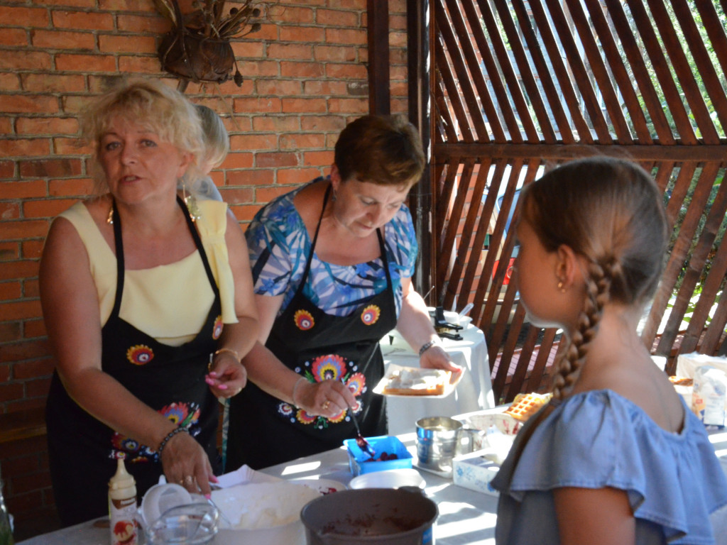 Parafianie biesiadują na Korabce