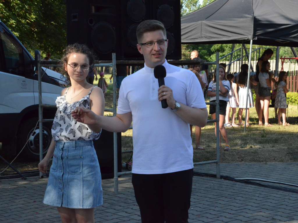 Parafianie biesiadują na Korabce
