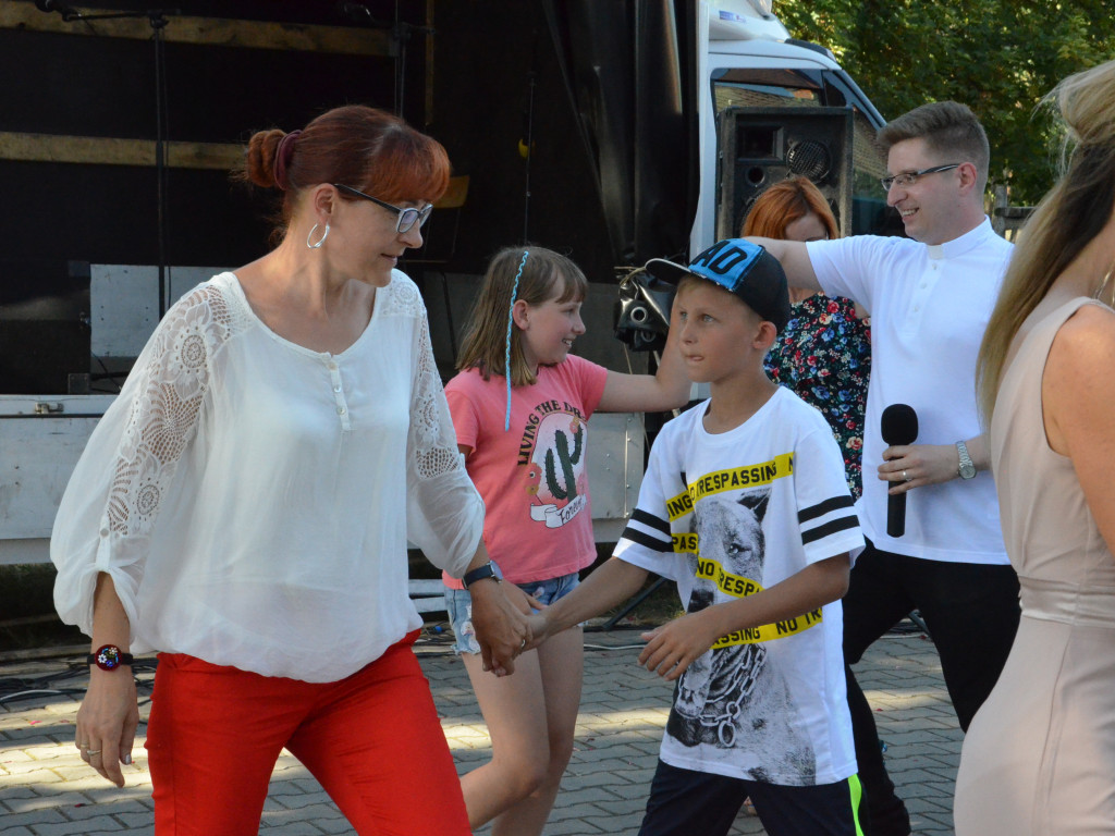 Parafianie biesiadują na Korabce