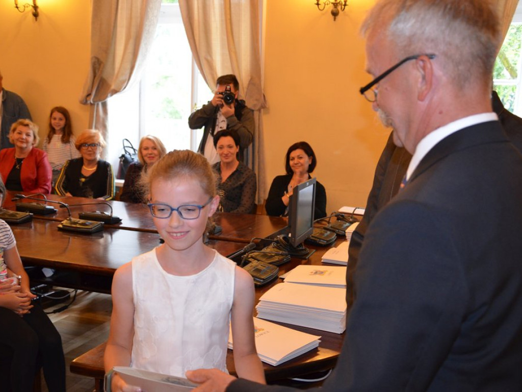 172 najzdolniejszych uczniów otrzymało stypendia
