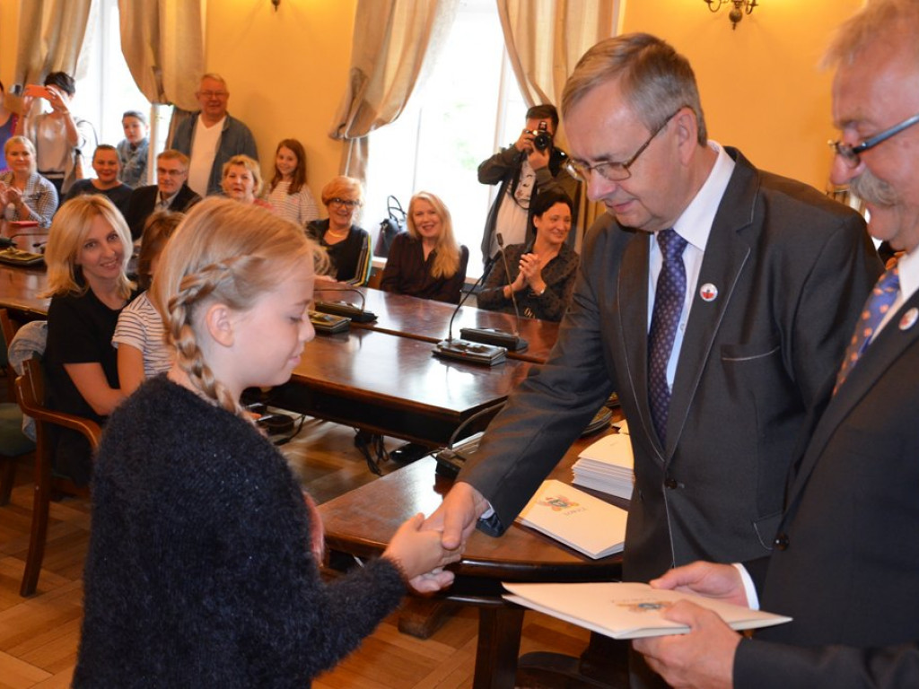 172 najzdolniejszych uczniów otrzymało stypendia