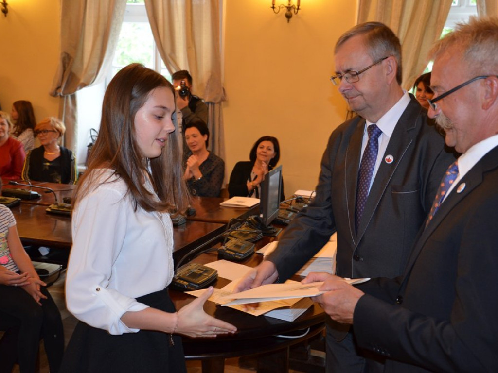 172 najzdolniejszych uczniów otrzymało stypendia