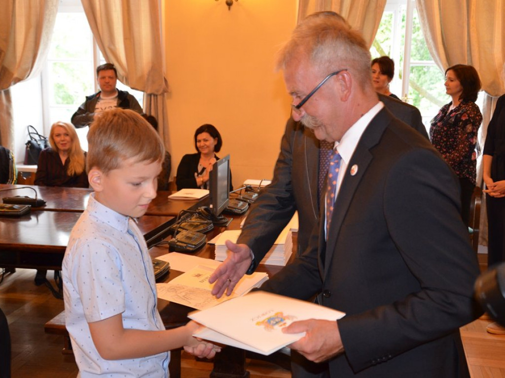 172 najzdolniejszych uczniów otrzymało stypendia