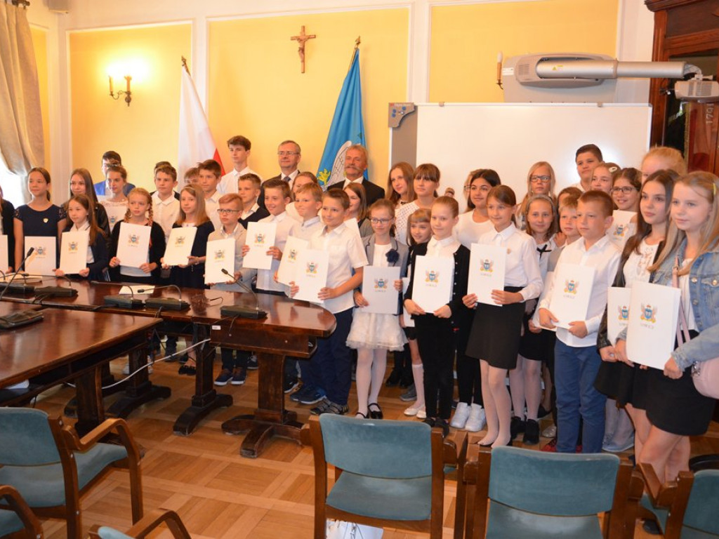 172 najzdolniejszych uczniów otrzymało stypendia