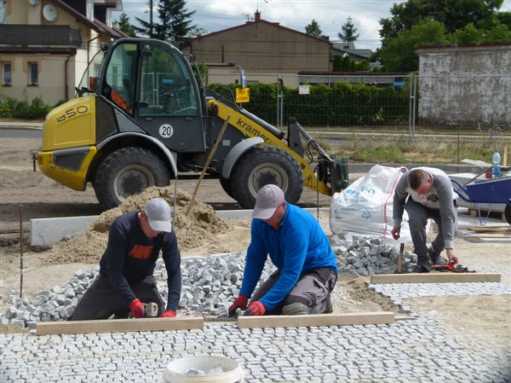 Prace budowlane wokół nowego pomnika w Strykowie