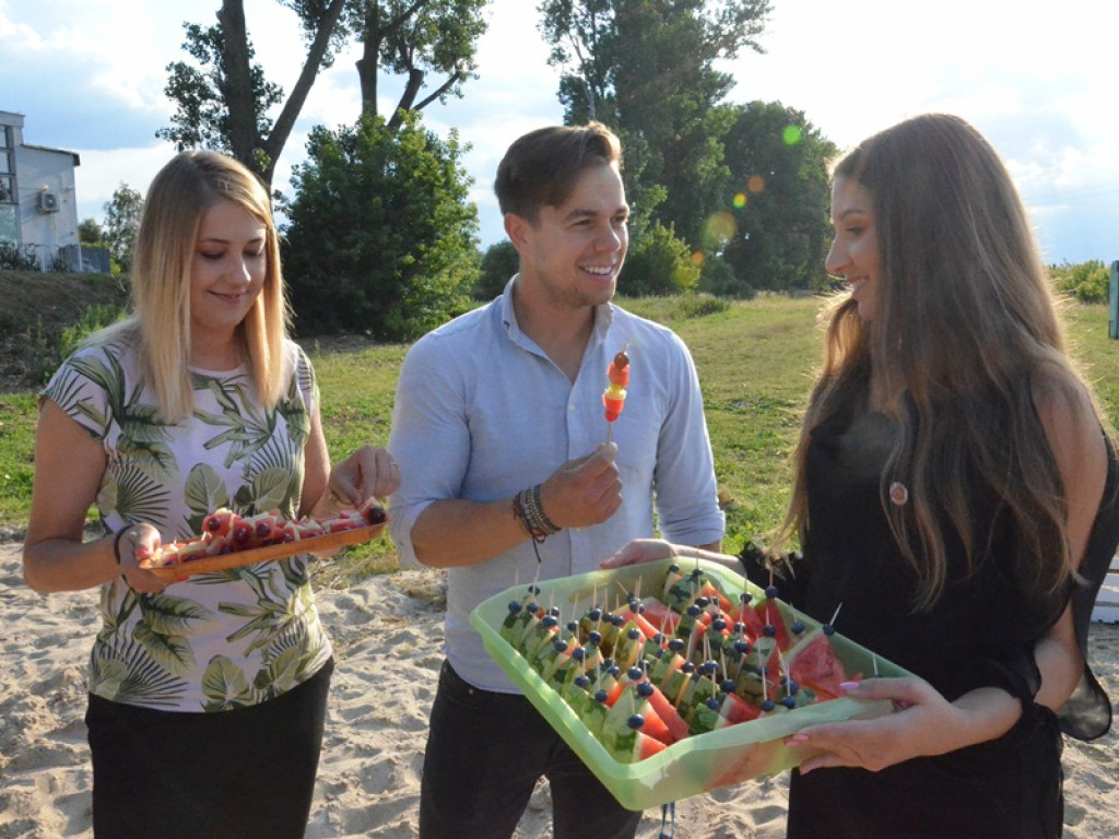 Ławki i stoliki z palet wróciły na plażę miejską nad Bzurą