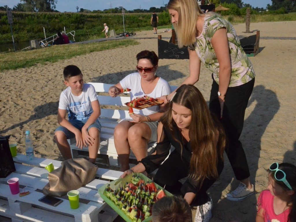 Ławki i stoliki z palet wróciły na plażę miejską nad Bzurą