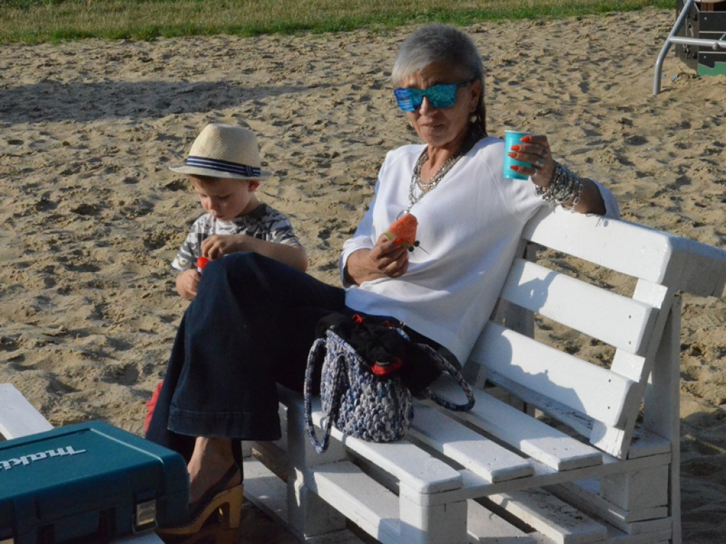 Ławki i stoliki z palet wróciły na plażę miejską nad Bzurą