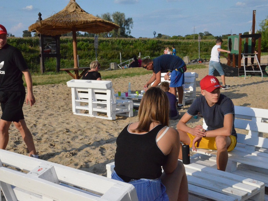 Ławki i stoliki z palet wróciły na plażę miejską nad Bzurą