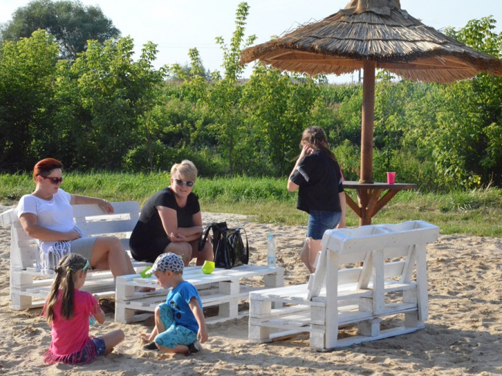 Ławki i stoliki z palet wróciły na plażę miejską nad Bzurą