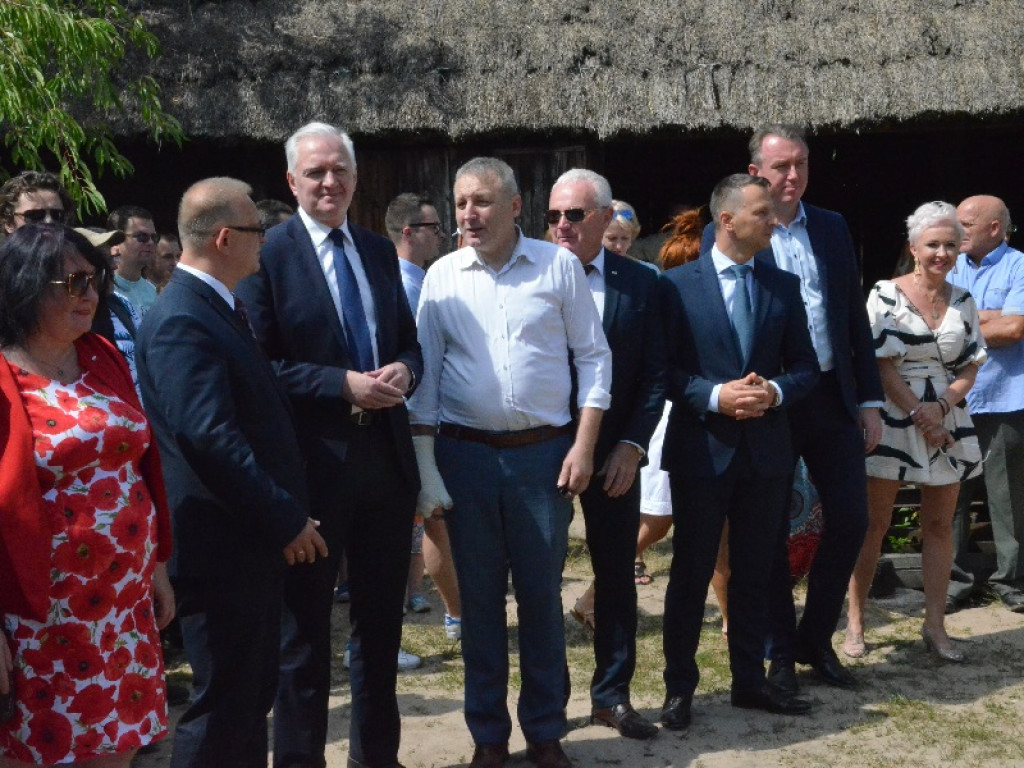 Jarosław Gowin kosił zboże w skansenie w Maurzycach