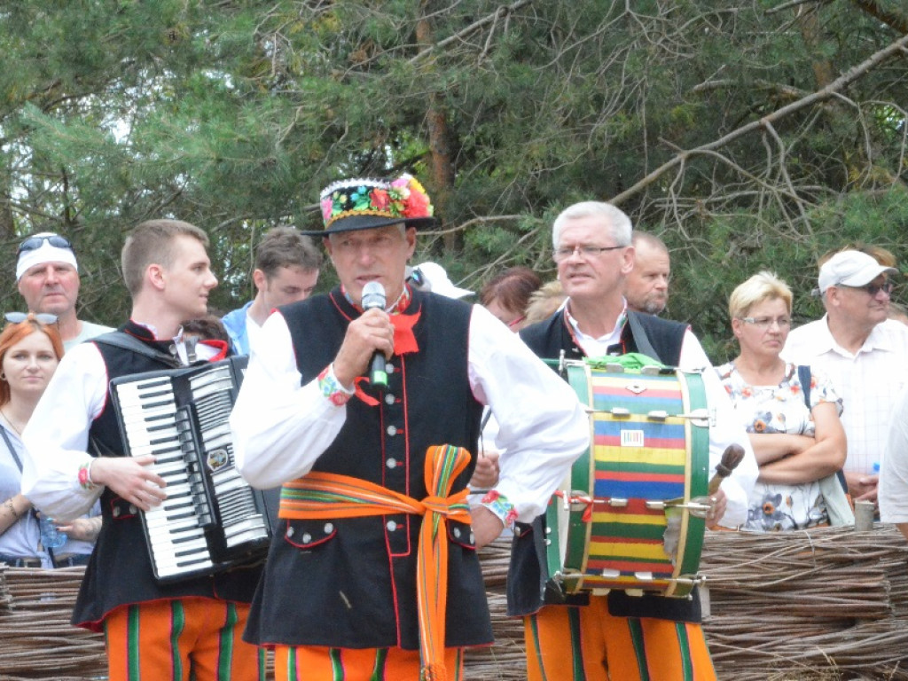 Jarosław Gowin kosił zboże w skansenie w Maurzycach
