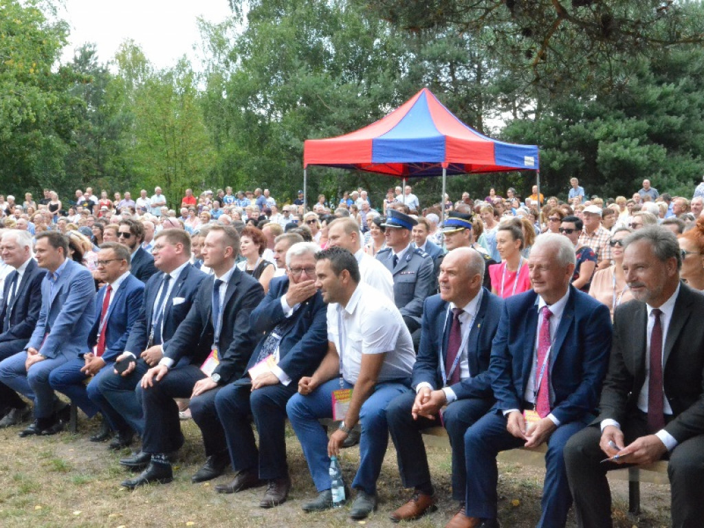 Jarosław Gowin kosił zboże w skansenie w Maurzycach