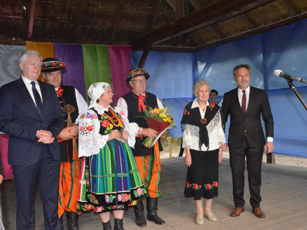 Jarosław Gowin kosił zboże w skansenie w Maurzycach