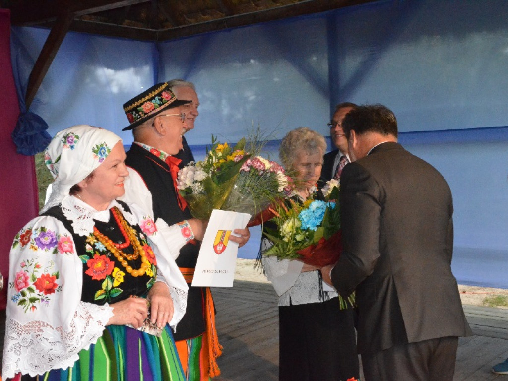 Jarosław Gowin kosił zboże w skansenie w Maurzycach