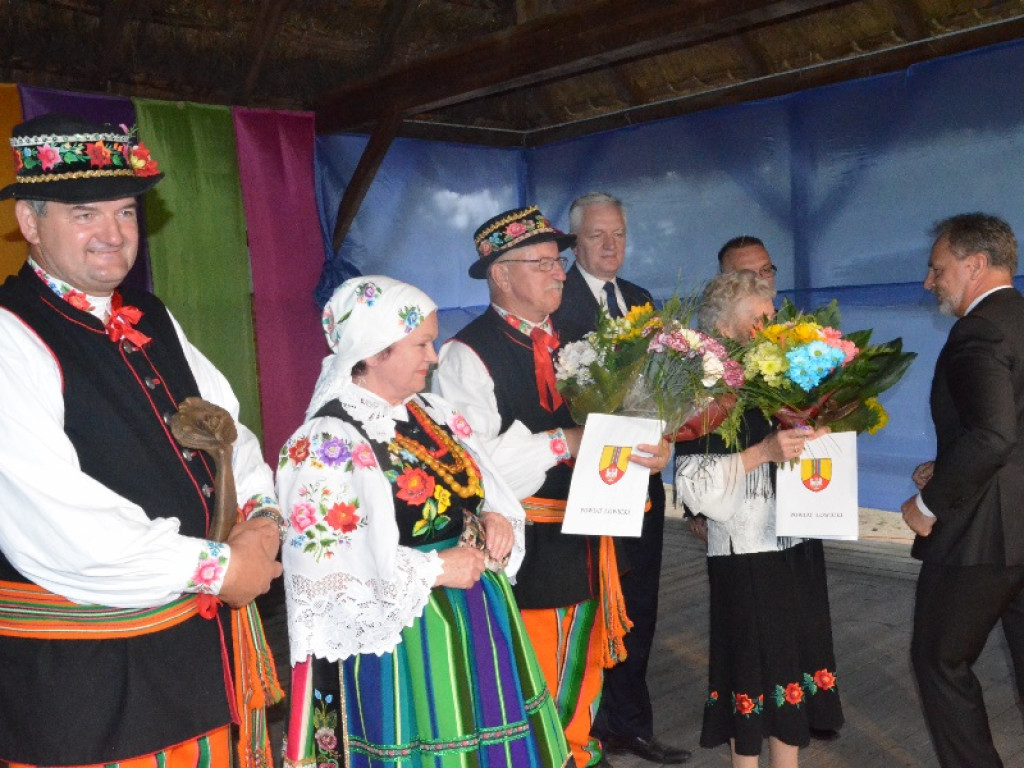 Jarosław Gowin kosił zboże w skansenie w Maurzycach