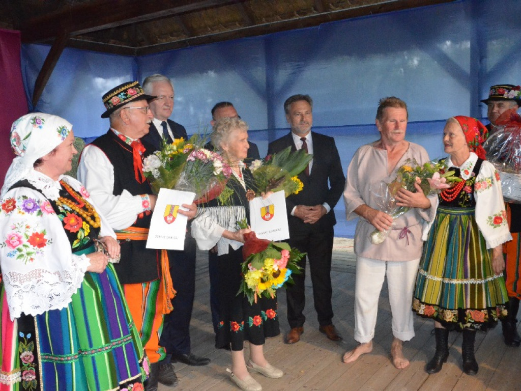 Jarosław Gowin kosił zboże w skansenie w Maurzycach