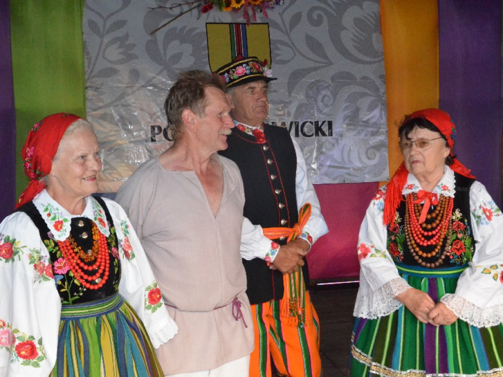 Jarosław Gowin kosił zboże w skansenie w Maurzycach