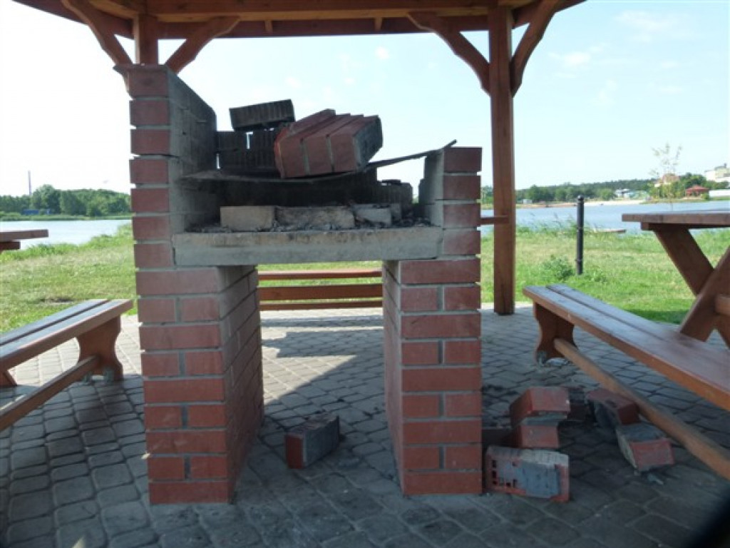 Głowno: zdewastowano grill nad zalewem