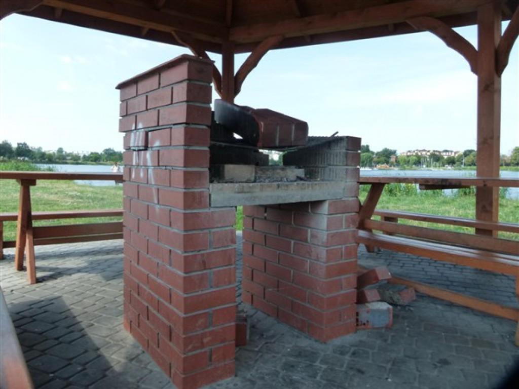 Głowno: zdewastowano grill nad zalewem
