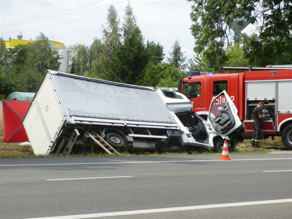Śmiertelny wypadek na Poznańskiej w Łowiczu, nie żyje kierowca z Łomży
