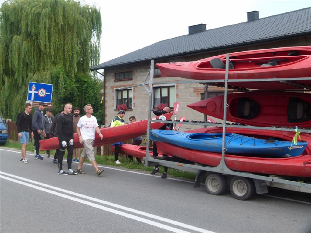 Uczestnicy spływu Mroga Extreme płyną dziką rzeką