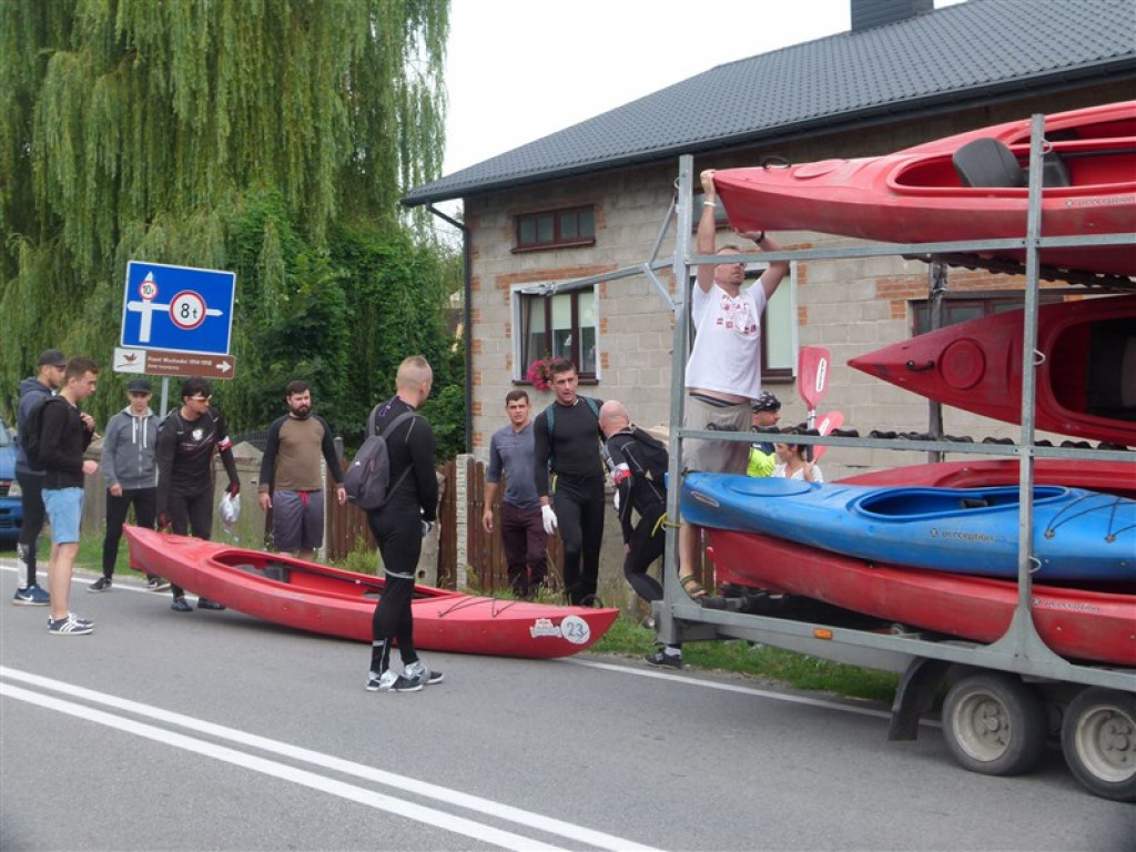 Uczestnicy spływu Mroga Extreme płyną dziką rzeką