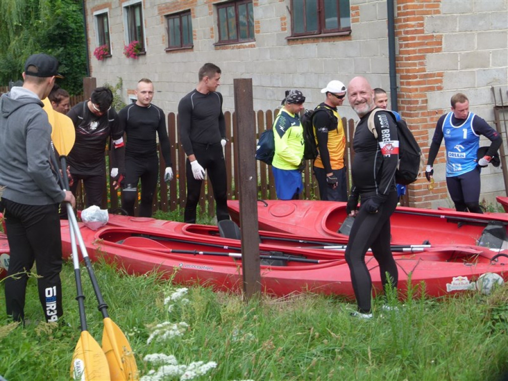 Uczestnicy spływu Mroga Extreme płyną dziką rzeką