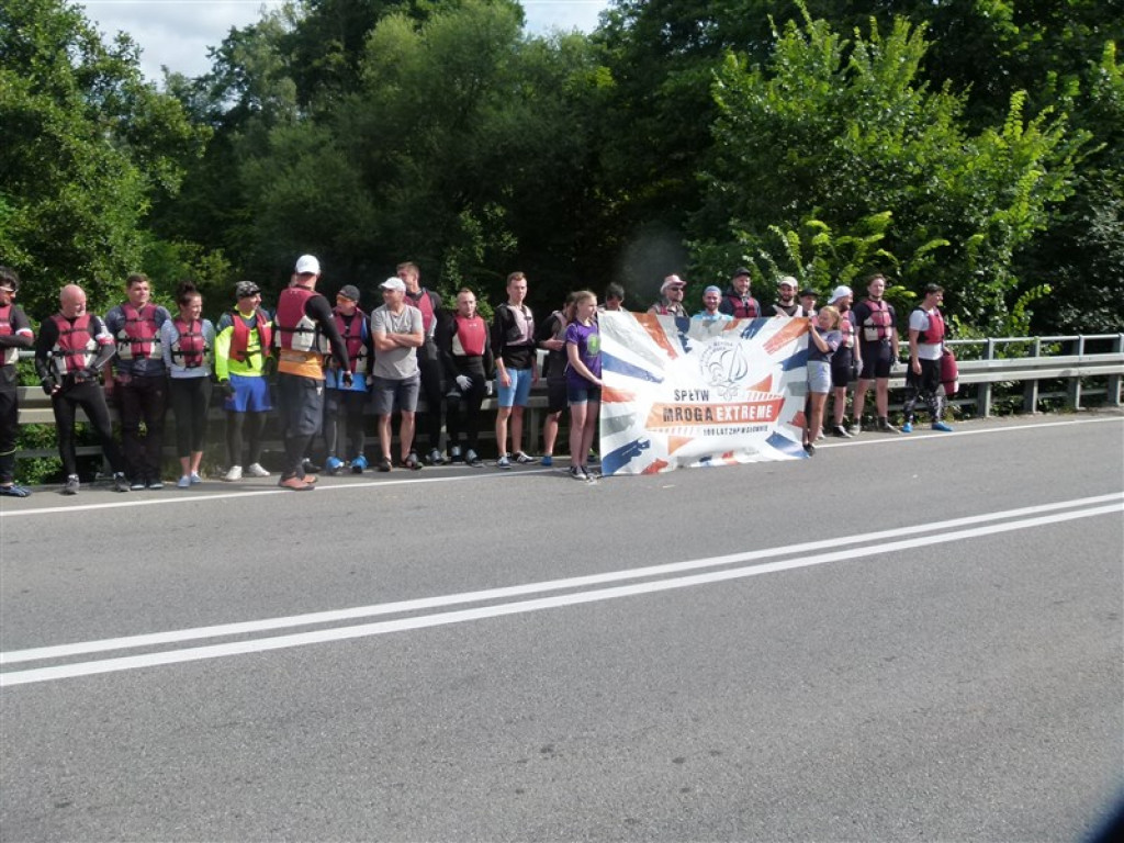 Uczestnicy spływu Mroga Extreme płyną dziką rzeką