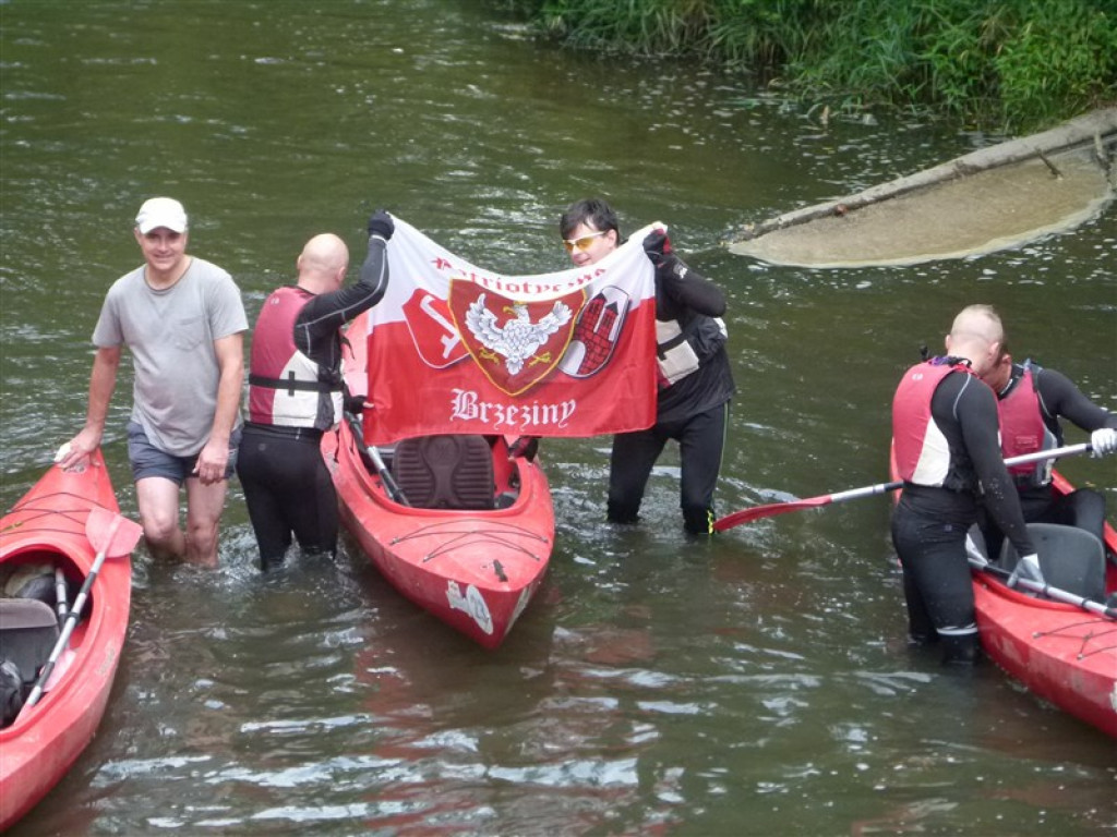 Uczestnicy spływu Mroga Extreme płyną dziką rzeką