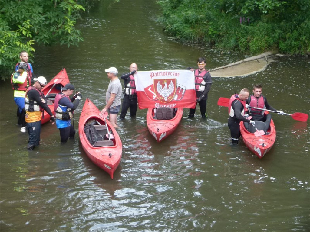 Uczestnicy spływu Mroga Extreme płyną dziką rzeką